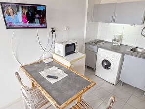 Micro-ondes, plaque de cuisson, grille-pain