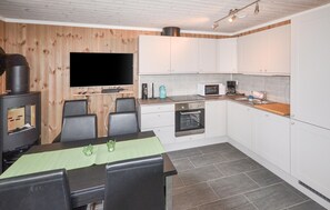 Fridge, microwave, stovetop, dishwasher - Stunning apartment in Trysil with house a mountain view (Trysil)