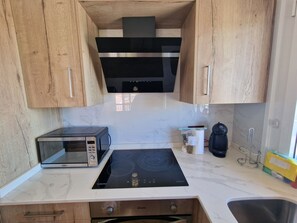 Kühlschrank, Mikrowelle, Herdplatte, Toaster