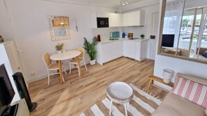 Eine moderne Wohnung mit Küche, Essbereich und Wohnzimmer.