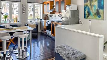 Coffee/tea maker, fridge, microwave, oven