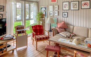 TV, fireplace - 4 bedroom cozy home in Flekkerøy (Flekkerøy)