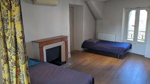 Een strijkplank/strijkijzer, wifi, beddengoed
