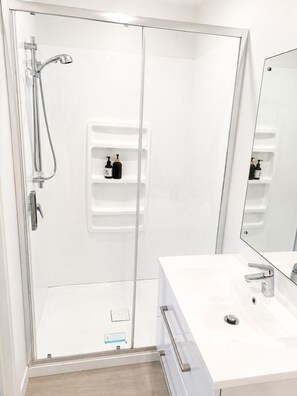 Toallas, jabón, papel de baño 