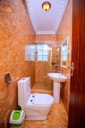 Dusche, kostenlose Toilettenartikel, Handtücher, Seife