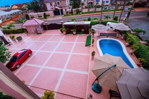 Outdoor pool - Ibranad Apartment (Accra)
