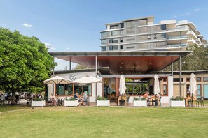 Outdoor dining - Azure by Khove - Palm Beach (Palm Beach)
