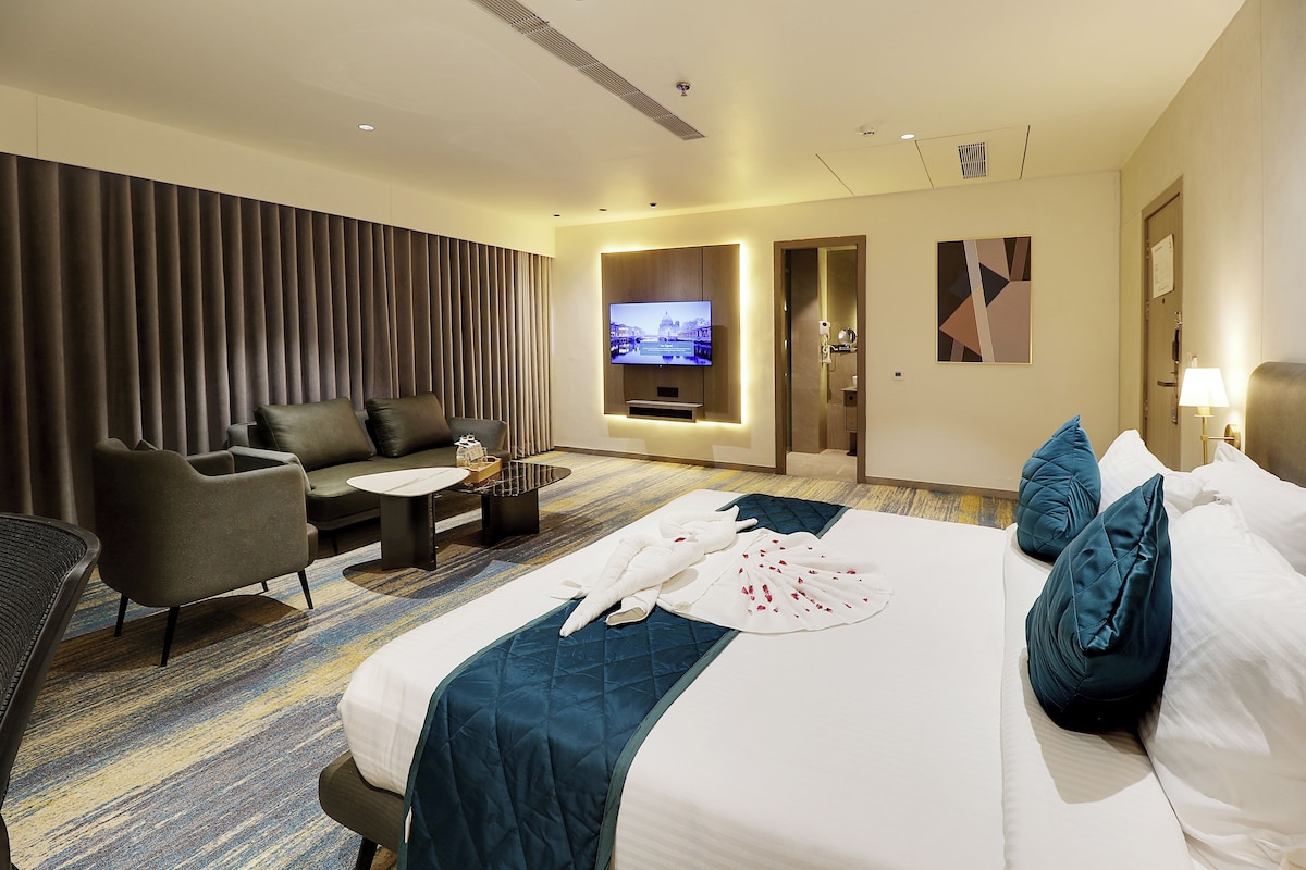 Premium Double Room, City View | In-room safe, iron/ironing board (on request), WiFi (free)