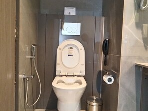 Deluxe Double Room, City View | Bathroom
