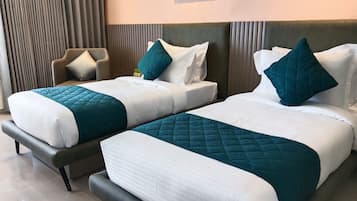 Habitación Deluxe con 2 camas individuales, vistas a la ciudad | Caja fuerte, tabla de planchar con plancha, wifi gratis