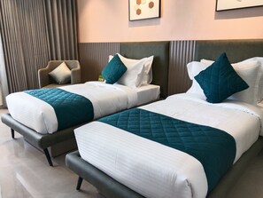 Deluxe Twin kamer, uitzicht op stad | Een kluis op de kamer, een strijkplank/strijkijzer, gratis wifi