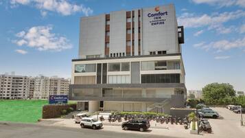 A multi-story hotel with a prominent sign for Comfort Inn by Choice Hotels Empire.