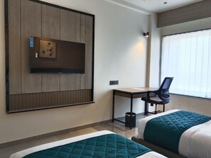 Deluxe Twin kamer, uitzicht op de stad | Een kluis op de kamer, een strijkplank/strijkijzer, gratis wifi