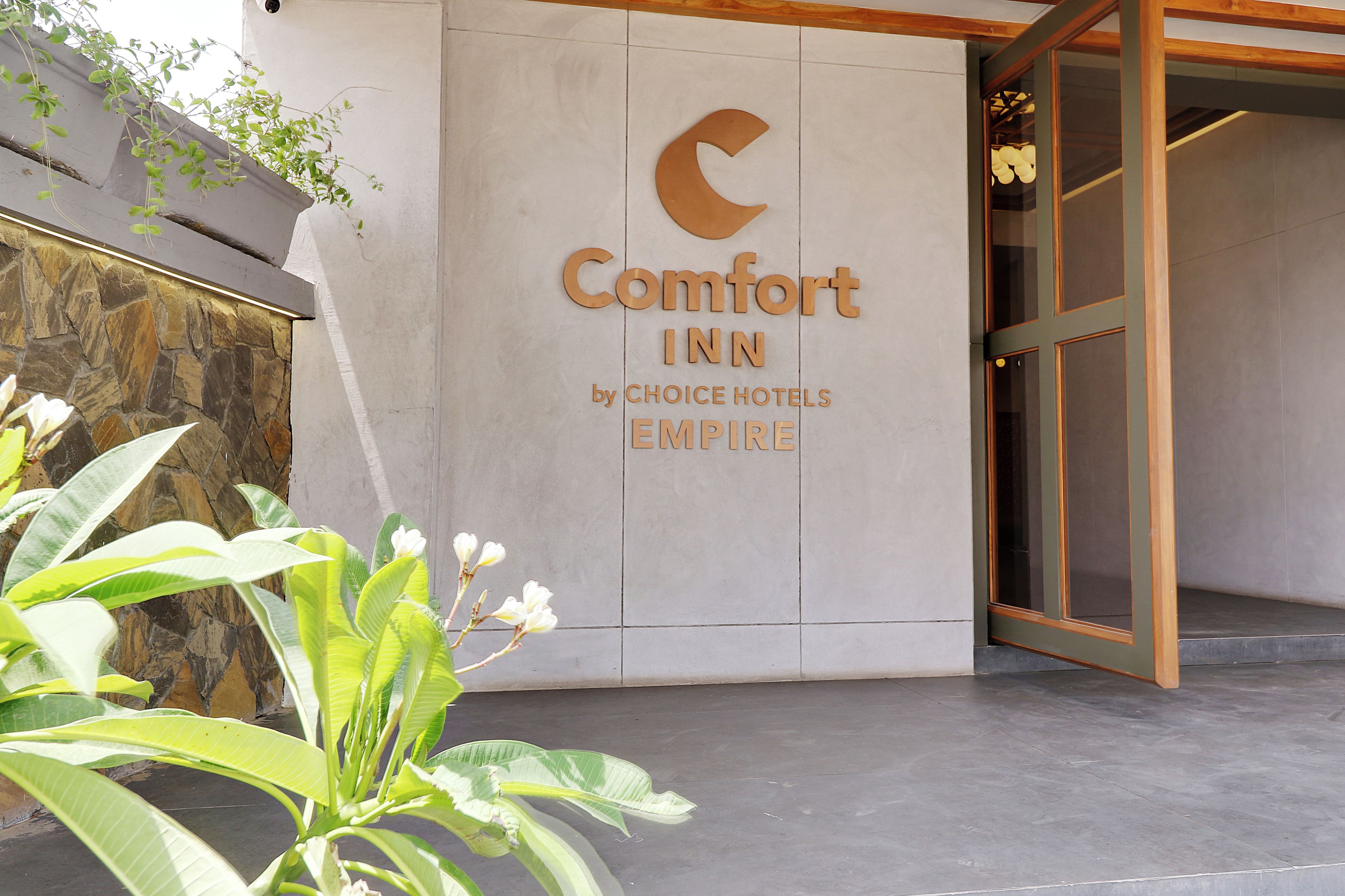 Entrada de un hotel con un cartel que anuncia Comfort Inn by Choice Hotels Empire.