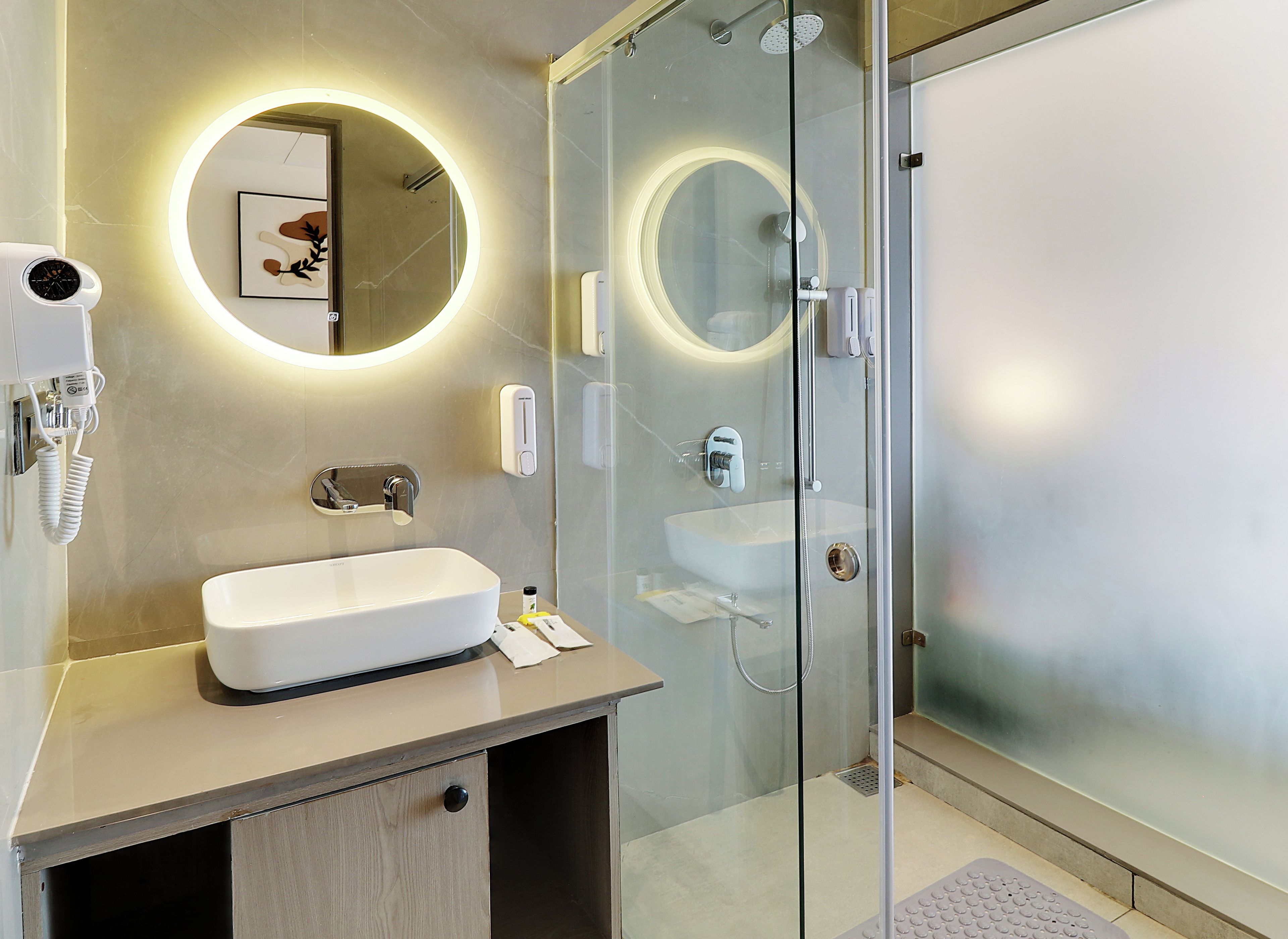 Deluxe Double Room, City View | Bathroom | Slippers
