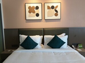 Deluxe tweepersoonskamer, uitzicht op de stad | Een kluis op de kamer, een strijkplank/strijkijzer, gratis wifi