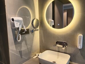 Deluxe tweepersoonskamer, uitzicht op de stad | Badkamer | Pantoffels