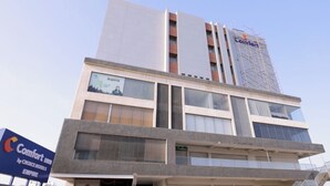 Un hotel urbà de diverses plantes amb un disseny modern, que destaca per grans finestres i un cartell visible de Comfort Inn by Choice Hotels Empire.