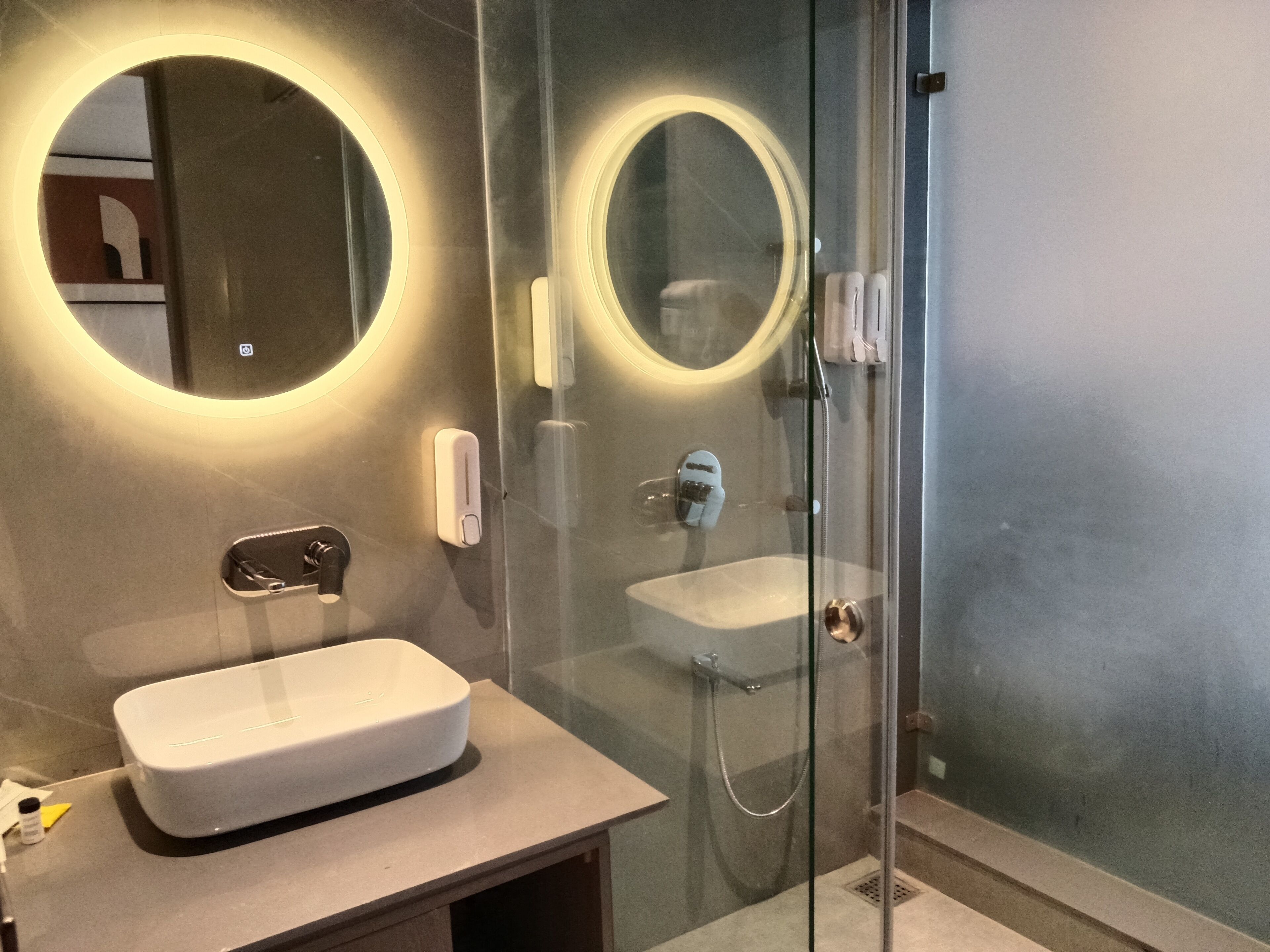 Habitación Deluxe doble, vistas a la ciudad | Baño | Zapatillas