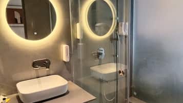 Habitación Deluxe doble, vistas a la ciudad | Baño | Zapatillas