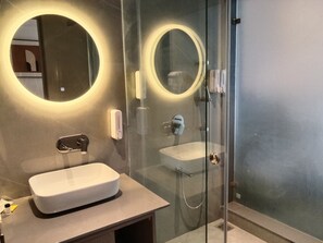 Deluxe tweepersoonskamer, uitzicht op stad | Badkamer | Pantoffels