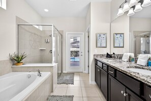 Shower, hair dryer, towels, soap - The Enchanted Windsor I Min to Disney I Waterpark (Kissimmee)