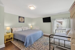 4 bedrooms, iron/ironing board, travel cot, WiFi - Steps away from Beach - Modern Coastal Retreat (Cape Charles)