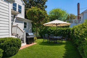 Outdoor dining - Steps away from Beach - Modern Coastal Retreat (Cape Charles)