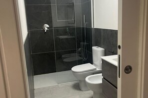 Douche, sèche-cheveux