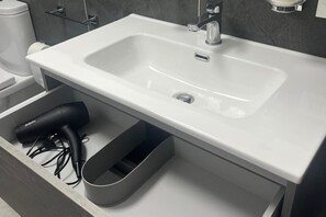 Douche, sèche-cheveux