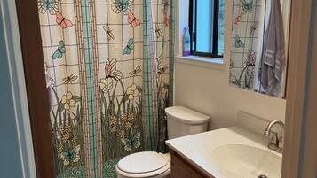 Een douche, een haardroger, handdoeken, zeep