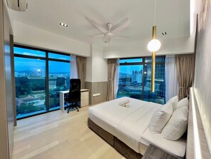 Desk, laptop workspace, iron/ironing board, free WiFi - Eaton Residences KLCC by Mavic (Kuala Lumpur)