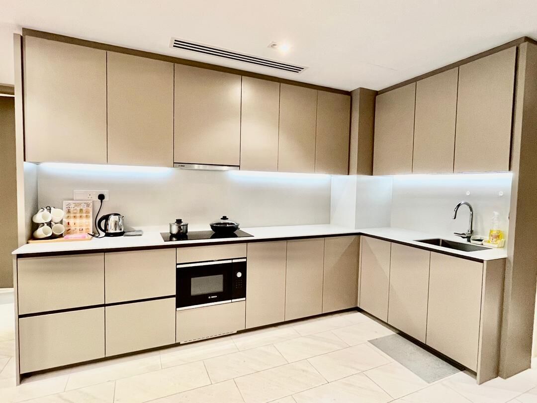 Una cucina moderna con elettrodomestici integrati, un lavello e un piano di lavoro.