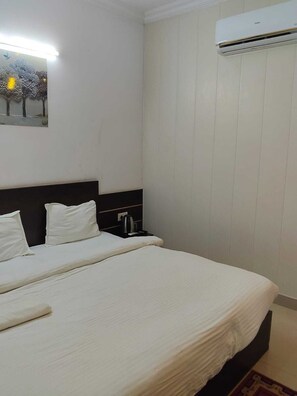 Habitación Confort con 1 cama matrimonial o 2 individuales, balcón, vista a la ciudad | Wifi gratis 