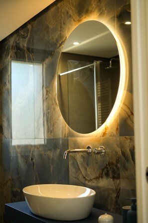 Shower, hair dryer, bidet, towels - Vrbo Property (Monopoli)