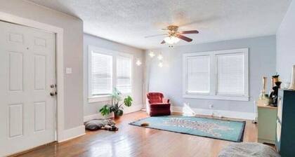 Cozy 2-bedroom house with AC in charming Lafayette