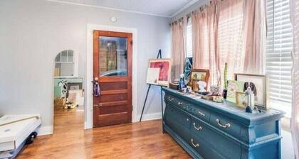 Cozy 2-bedroom house with AC in charming Lafayette