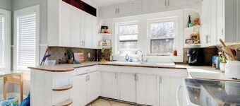 Cozy 2-bedroom house with AC in charming Lafayette