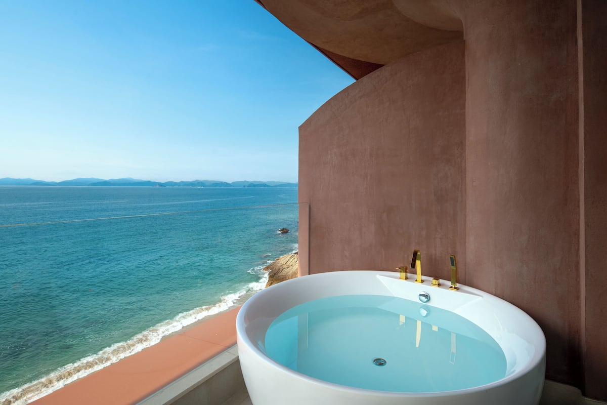 Una bañera con vistas al océano.
