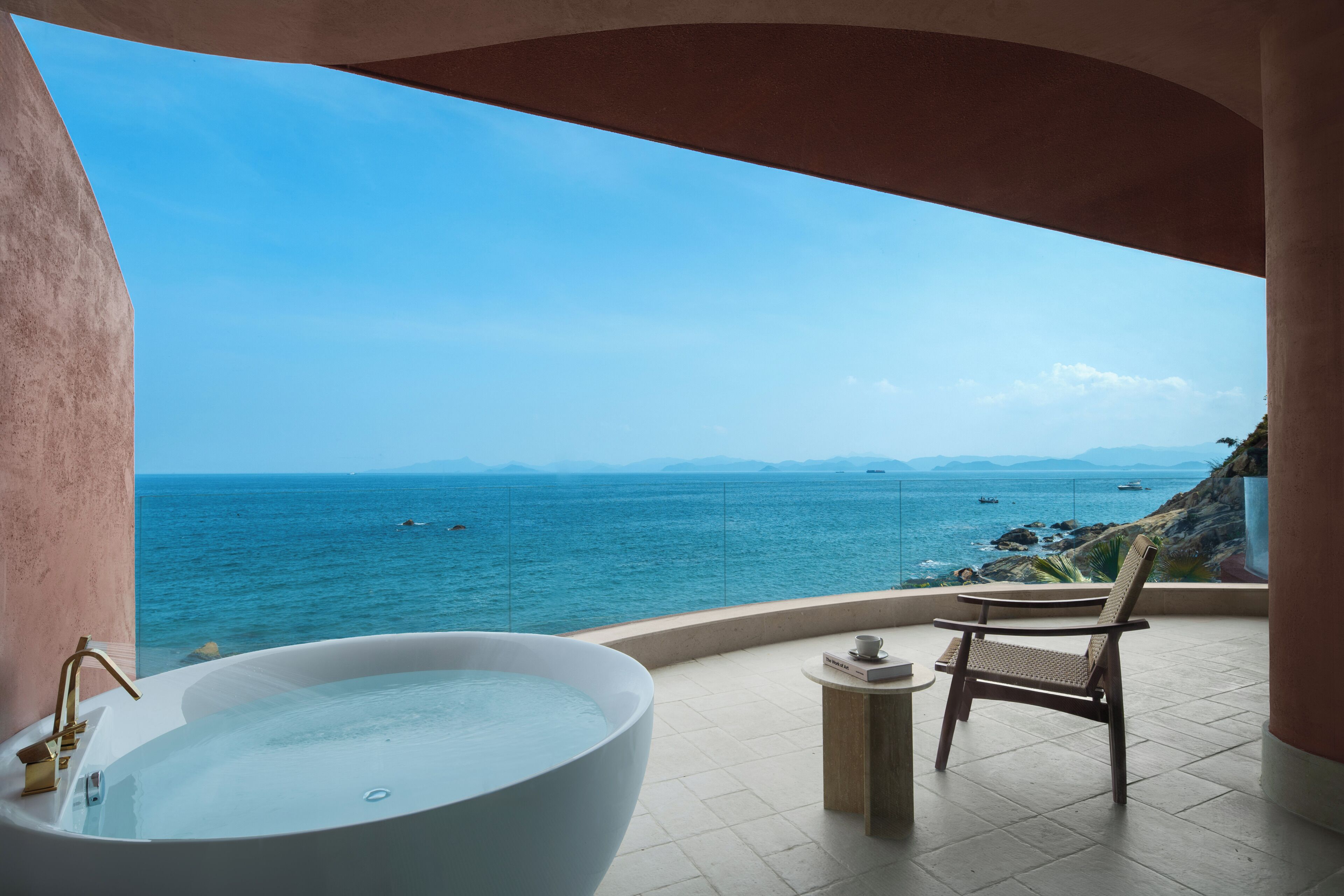 Senior Suite, Ocean View | Desk, laptop workspace, blackout drapes, soundproofing