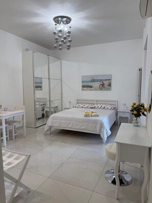 Tabla de planchar con plancha, wifi, ropa de cama