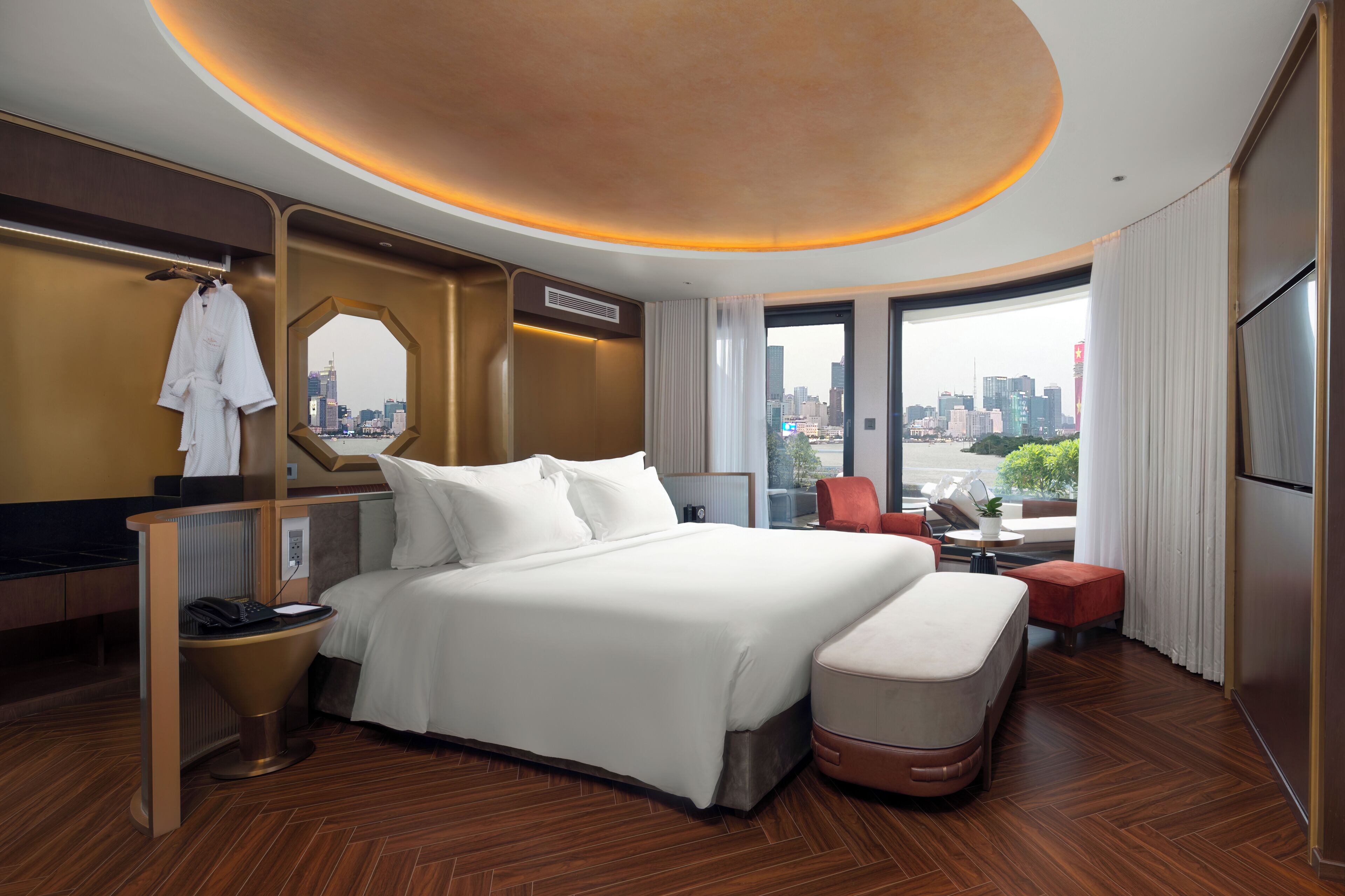 Quarto casal, 1 cama King, sacada, vista para o rio | Escrivaninha, ferros/tábuas de passar roupa, Wi-Fi de cortesia