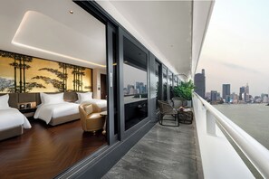 Habitación triple ejecutiva, balcón | Escritorio, tabla de planchar con plancha y wifi gratis 