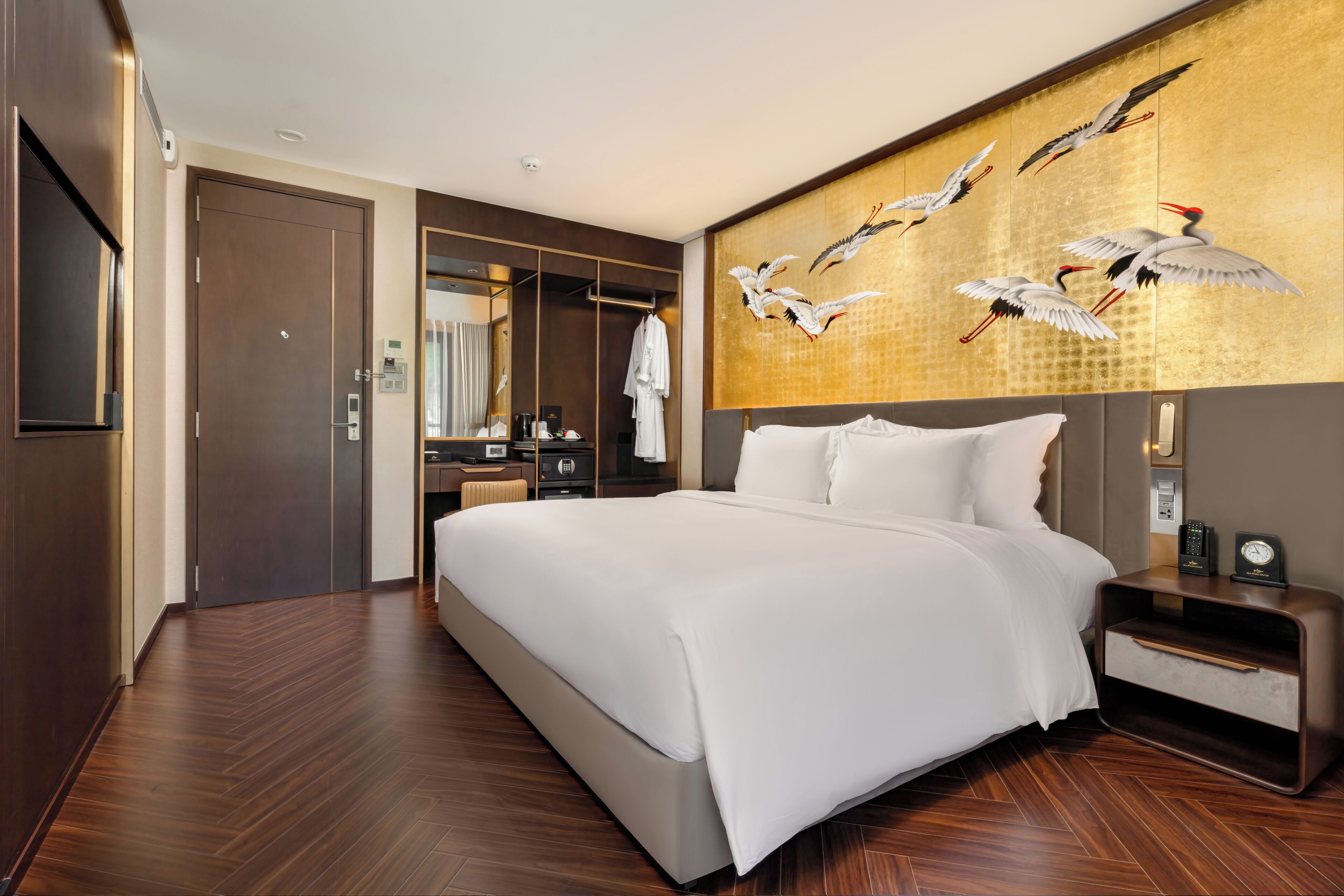 Quarto executivo, 1 cama King, sacada | Escrivaninha, ferros/tábuas de passar roupa, Wi-Fi de cortesia