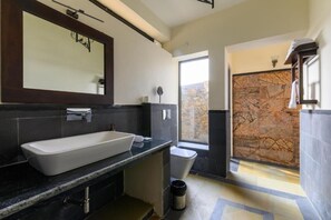 Deluxe villa, patio, uitzicht op bergen | Badkamer | Gratis toiletartikelen, een haardroger, handdoeken, toiletpapier