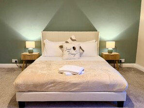 A neatly made bed with a pillow that reads 'Sweet as Honey,' two bedside lamps, and a carpeted floor. - South Shields 3BR House Sleeps 6 Great for Group Stays (South Shields)