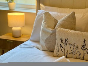 A bed with two pillows, a bedside lamp, and a nightstand. - South Shields 3BR House Sleeps 6 Great for Group Stays (South Shields)