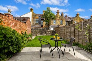 House, Smoking - Wembley Garden Retreat 4BR Sleeps 7 Near Station (Wembley)