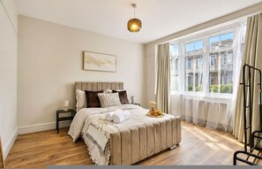 House, Smoking - Wembley Garden Retreat 4BR Sleeps 7 Near Station (Wembley)