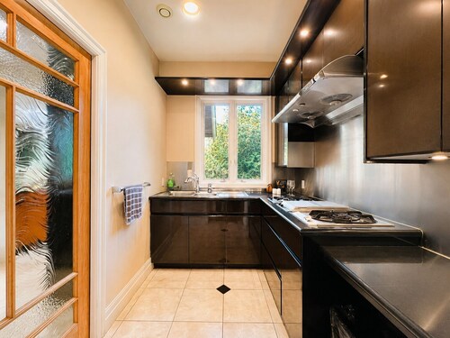Luxury West Side Mansion | Garden Retreat 5 min to Downtown